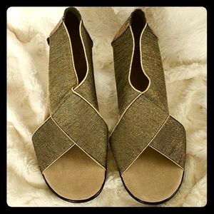 Beautiful New Black/Gold Metallic Stretch Sandals